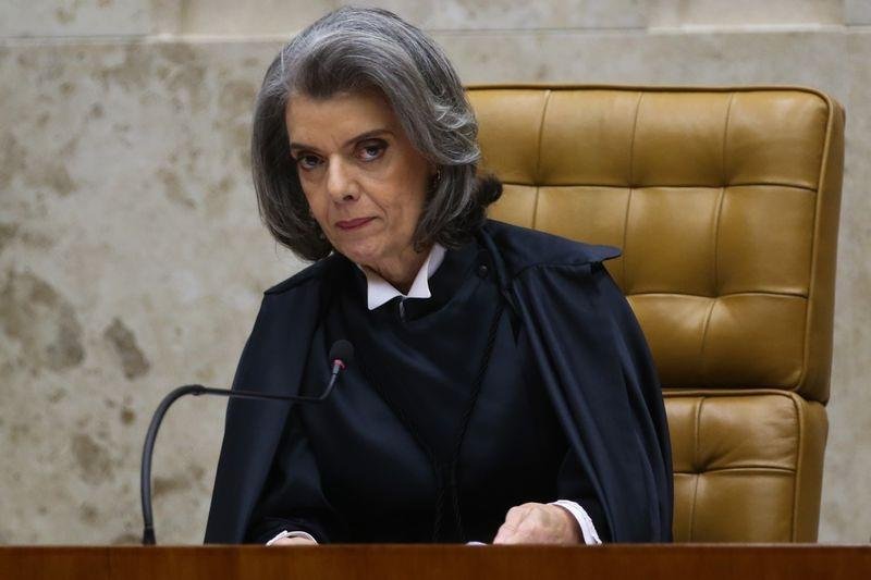 C&aacute;rmen L&uacute;cia marca para 3 de novembro julgamento que pode amea&ccedil;ar cargo de Renan
