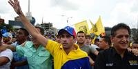 Candidato derrotado Henrique Capriles convocou via Twitter as pessoas para se manifestar