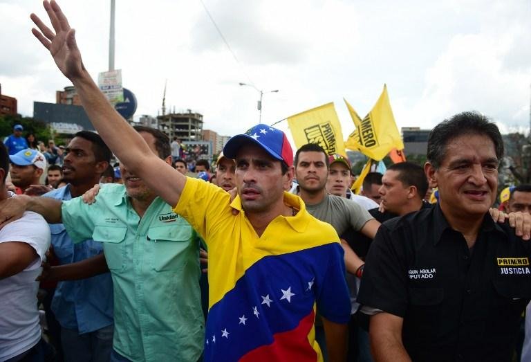 Candidato derrotado Henrique Capriles convocou via Twitter as pessoas para se manifestar