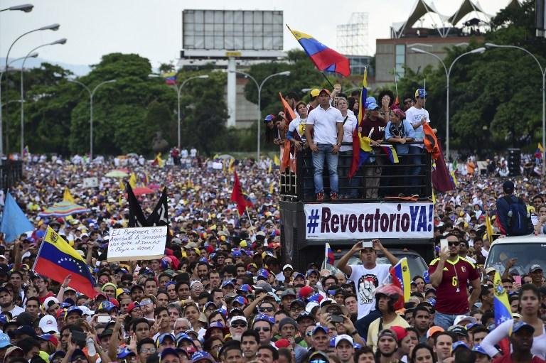 Venezuelanos v&atilde;o &agrave;s ruas para pedir referendo contra Maduro