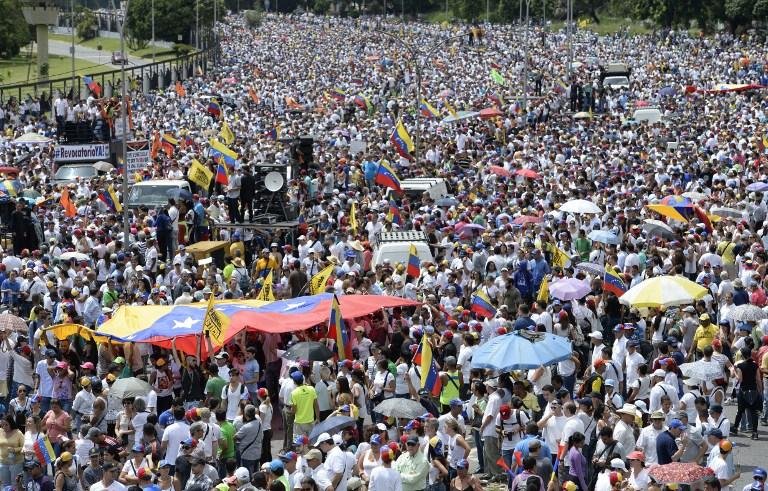Aumenta press&atilde;o na Venezuela pela sa&iacute;da de Maduro