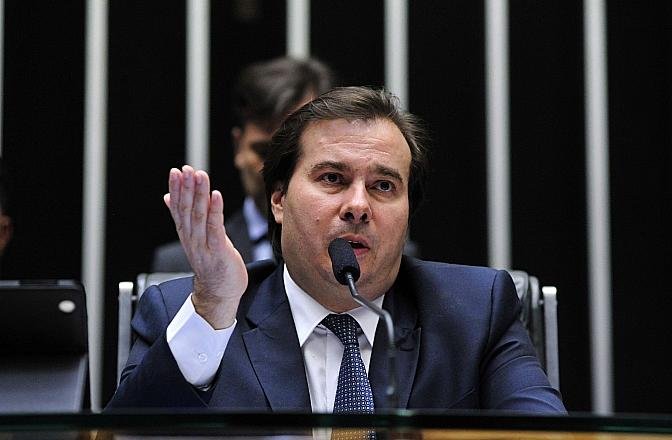 PEC do teto n&atilde;o prejudica direitos sociais, diz Maia ao STF