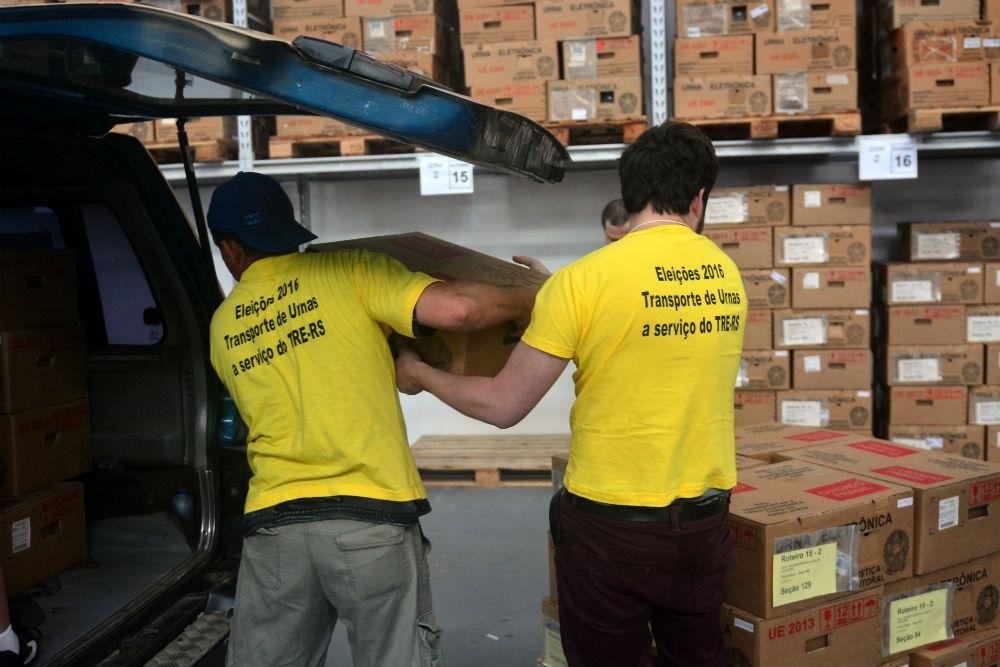 TRE come&ccedil;ou a distribuir as 2,9 mil urnas para a elei&ccedil;&atilde;o em Porto Alegre