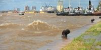 Vento forte criou ondas nas águas do Guaíba 