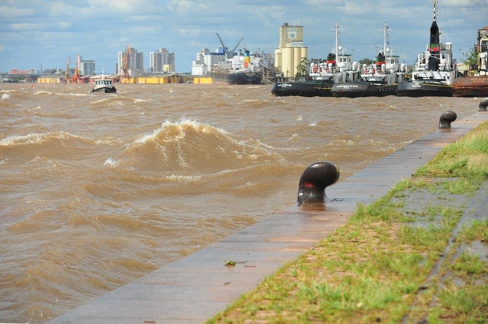 Vento forte criou ondas nas &aacute;guas do Gua&iacute;ba 