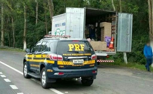 M&atilde;e e tr&ecirc;s filhos s&atilde;o flagrados em compartimento de carga de caminh&atilde;o na BR 386