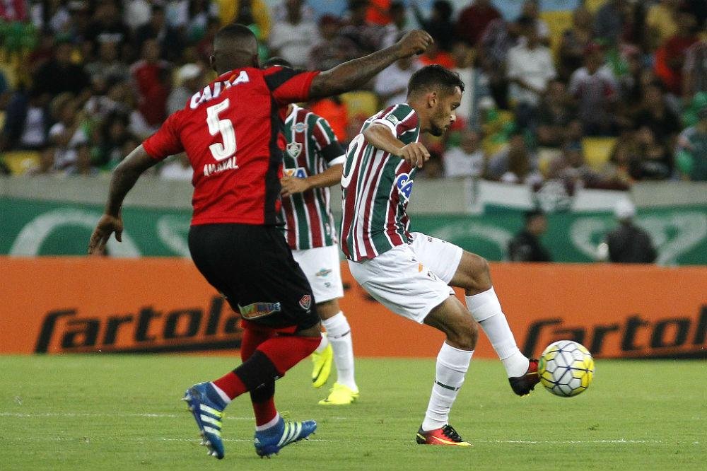 &Aacute;rbitro marcou p&ecirc;nalti para o Flu em lance fora da &aacute;rea na partida encerrada em 2 a 2