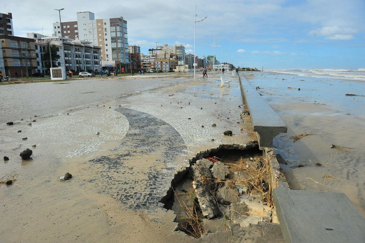 Mar&eacute; avan&ccedil;ou nas ruas de Cap&atilde;o