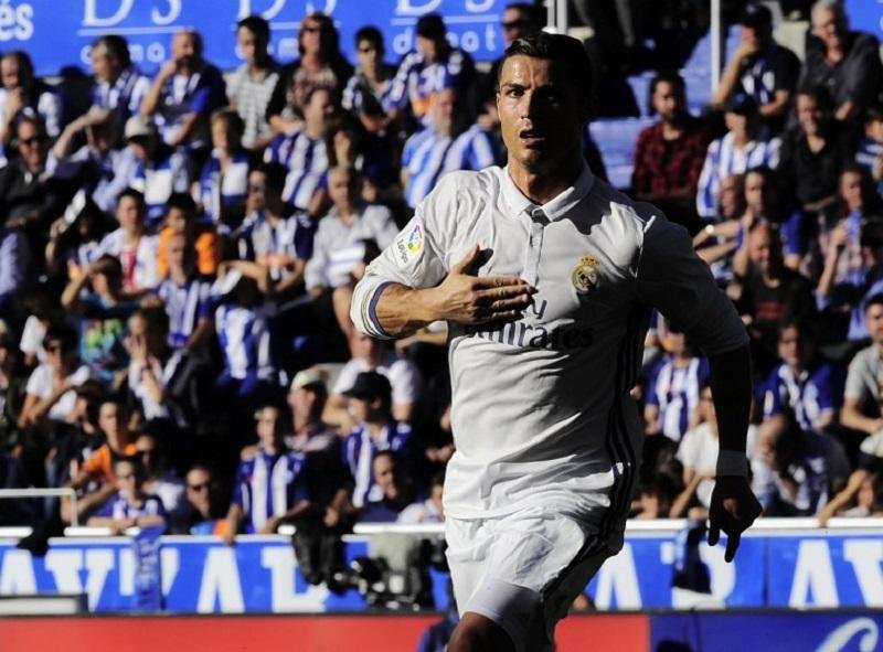 CR7 marca tr&ecirc;s e Real Madrid segue l&iacute;der na Espanha 