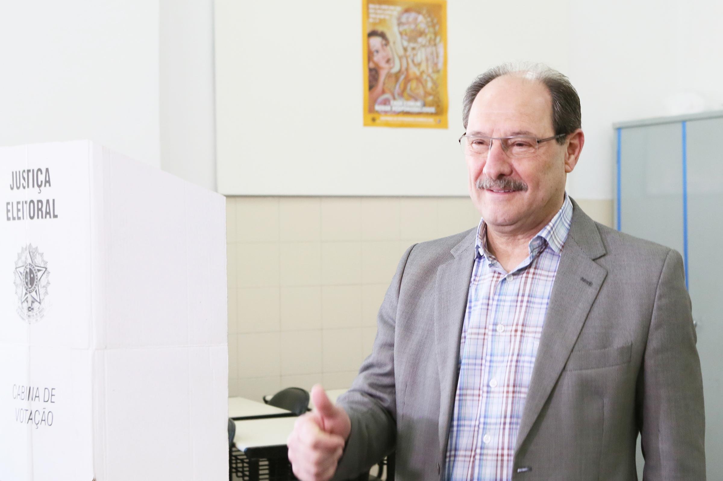 Acompanhado do candidato do PDT, Sartori vota em Caxias do Sul