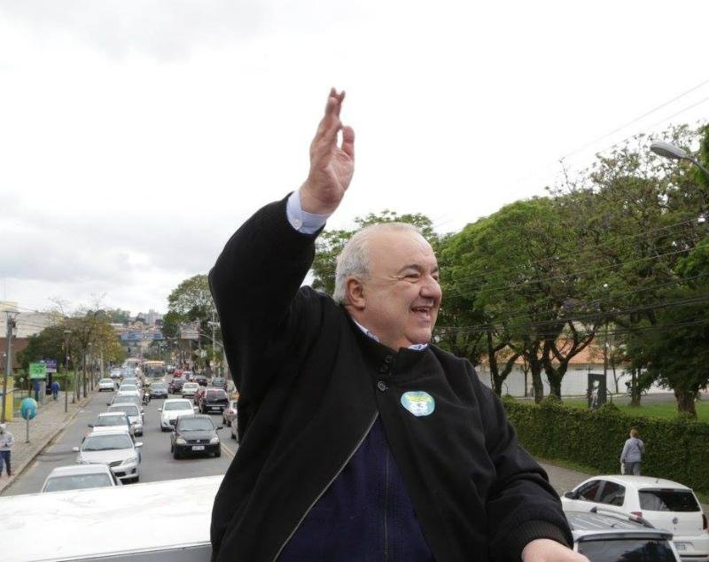 Rafael Greca &eacute; eleito prefeito de Curitiba