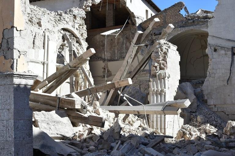 Helic&oacute;ptero sobrevoa &aacute;reas afetadas por terremoto na It&aacute;lia
