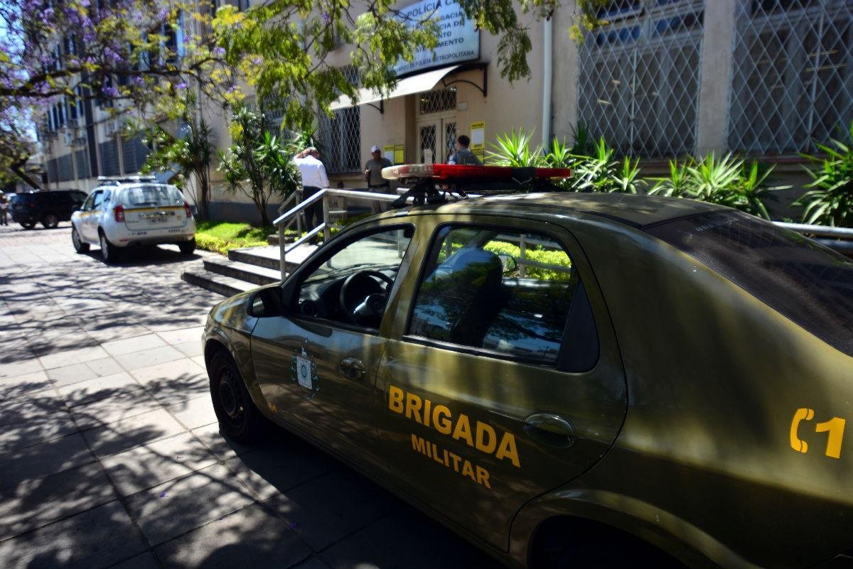 Dois presos aguardavam vagas em pres&iacute;dios para sair de viaturas