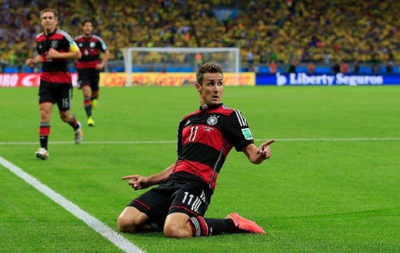 Klose, maior artilheiro da hist&oacute;ria das Copas, oficializa aposentadoria