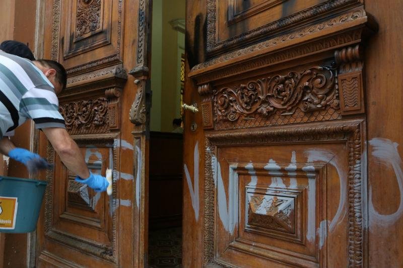 Pr&eacute;dio da Prefeitura de Porto Alegre &eacute; pichado 