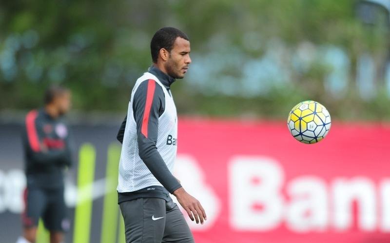 Ernando prega precau&ccedil;&atilde;o e pede que Inter surpreenda Atl&eacute;tico-MG