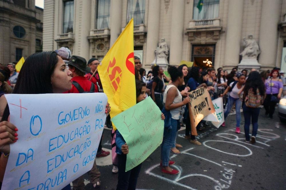 Professores realizam vig&iacute;lia contra o parcelamento de sal&aacute;rios