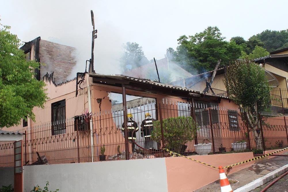Uma pessoa morre em inc&ecirc;ndio em Mu&ccedil;um 