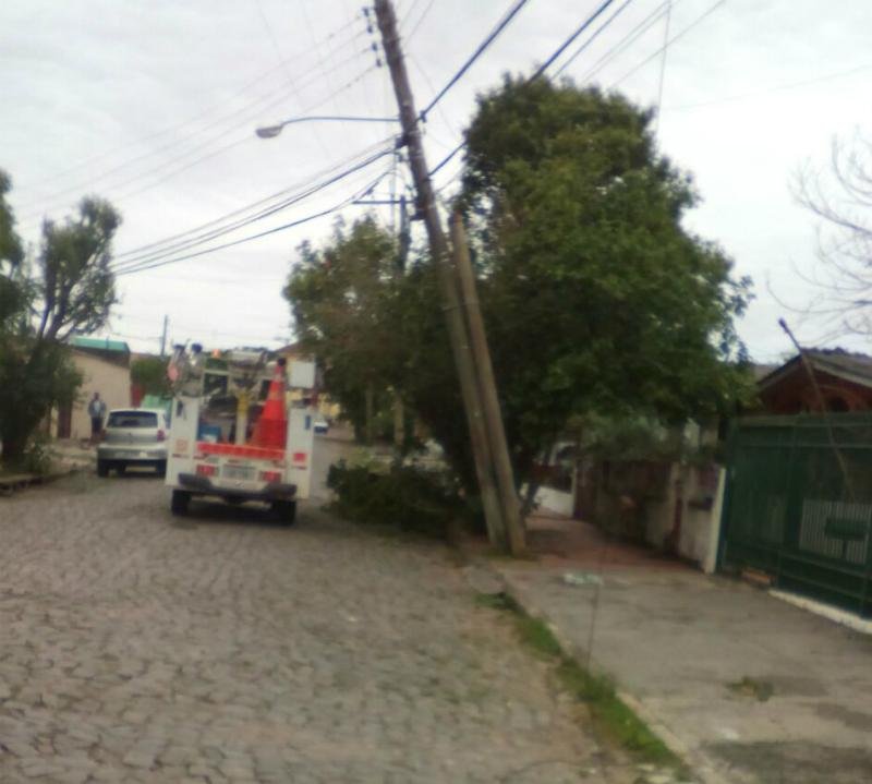 Mais de 10 &aacute;rvores e diversos postes de energia el&eacute;trica tamb&eacute;m ca&iacute;ram ao longo da madrugada