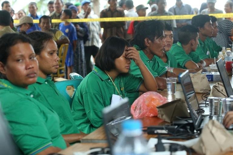 Sobreviventes esperam por identifica&ccedil;&atilde;o em uma delegacia local