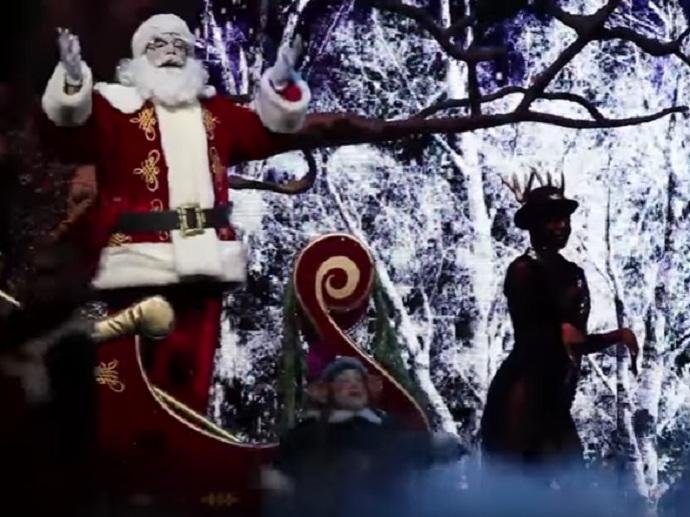 Na montagem, Papai Noel encontra super-her&oacute;is e gnomos, al&eacute;m dos personagens de hist&oacute;rias famosas