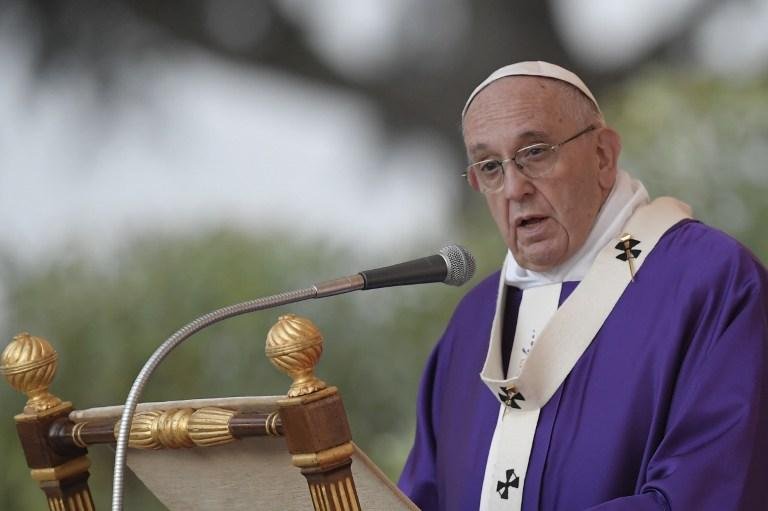 Papa celebra missa de finados no cemit&eacute;rio de Roma