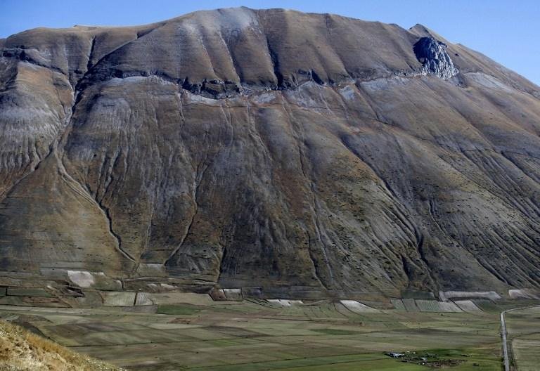 Terra afundou 70 cent&iacute;metros em alguns pontos, ap&oacute;s abalo mais intenso desde 1980