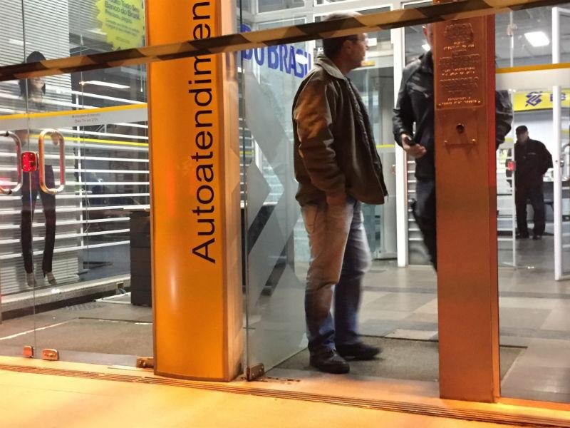 Tr&ecirc;s homens s&atilde;o presos durante ataque &agrave; ag&ecirc;ncia em Sapucaia do Sul	