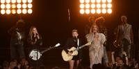 Beyoncé faz apresentação surpresa em premiação da música country