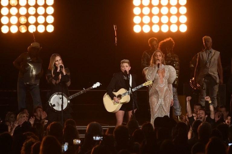 Beyonc&eacute; faz apresenta&ccedil;&atilde;o surpresa em premia&ccedil;&atilde;o da m&uacute;sica country