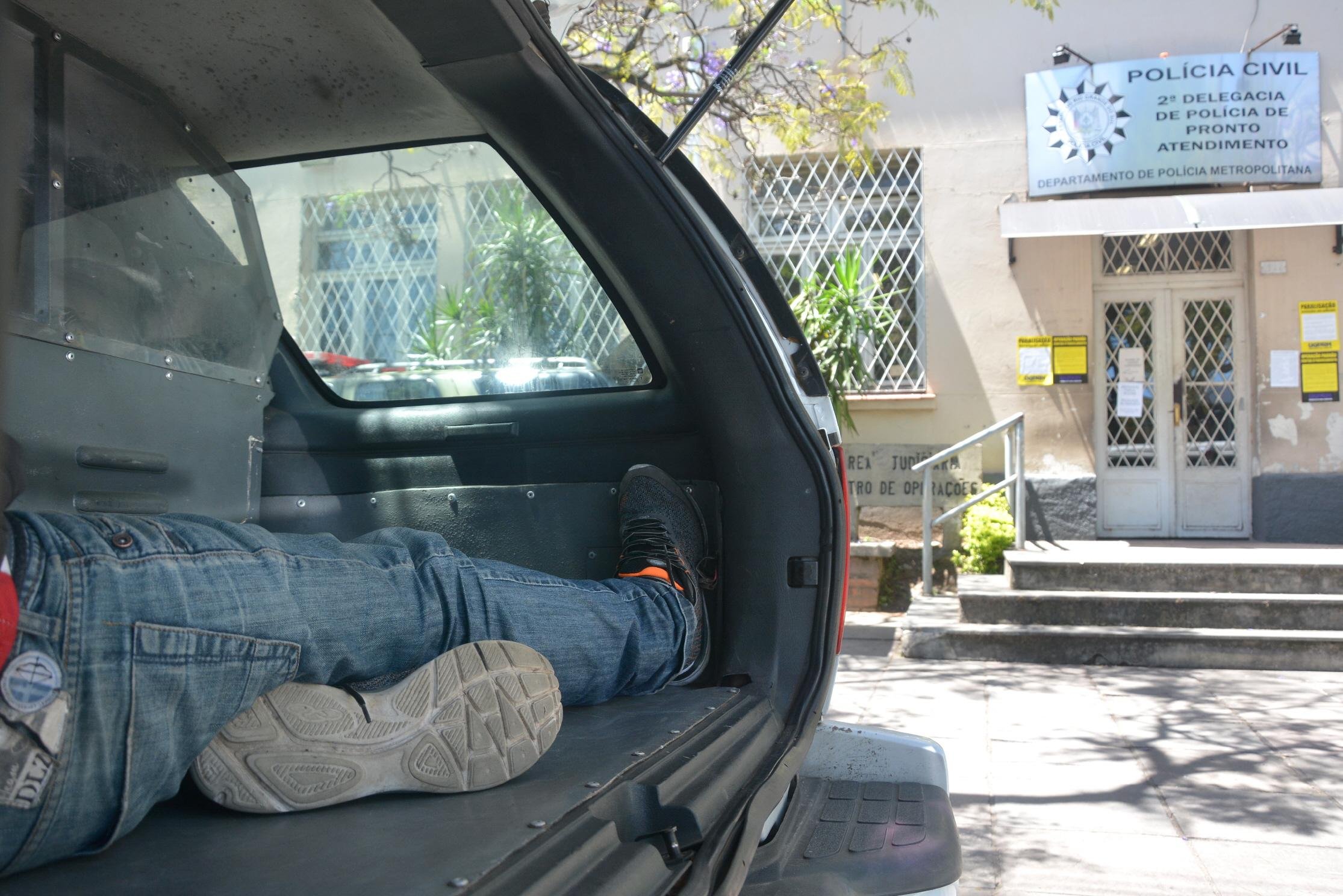 Presos seguem aguardando vagas nas cadeias dentro de viaturas