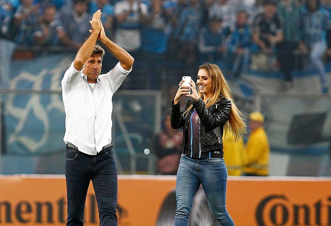 Renato chamou a filha passar assistir os minutos finais no banco de reservas