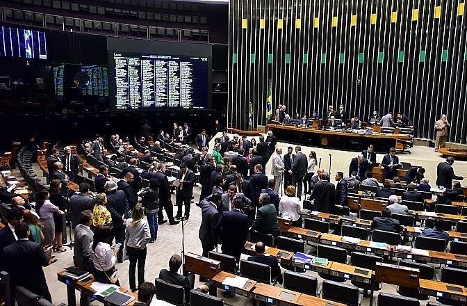 PGR denuncia 443 deputados por desvio de dinheiro da cota de passagens
