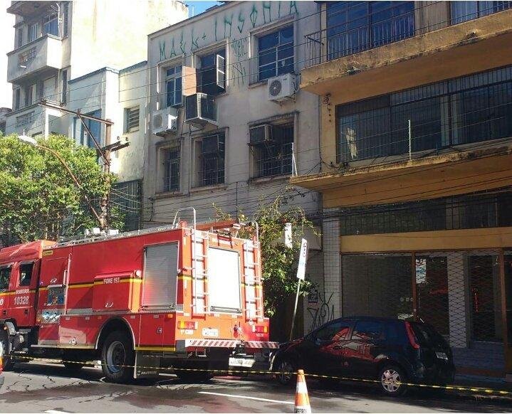 Fogo foi registrado no terceiro andar de edif&iacute;cio na rua Alberto Bins