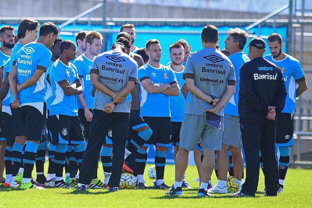 Antes da atividade, Renato conversou com os jogadores no gramado do CT