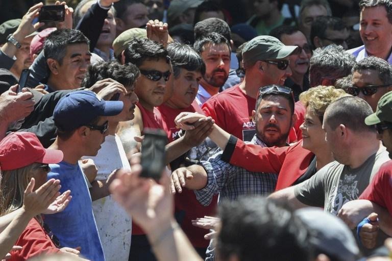 Dilma foi aplaudida e recebeu o carinho dos trabalhadores uruguaios
