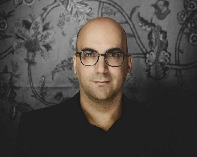 Valter Hugo M&atilde;e conversa com p&uacute;blico e autografa novo livro