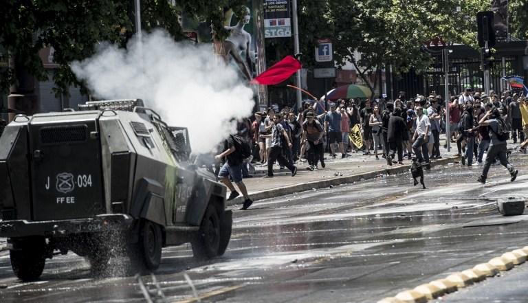 Manifestantes queimaram pneus e outros objetos, al&eacute;m de incendiarem dois &ocirc;nibus