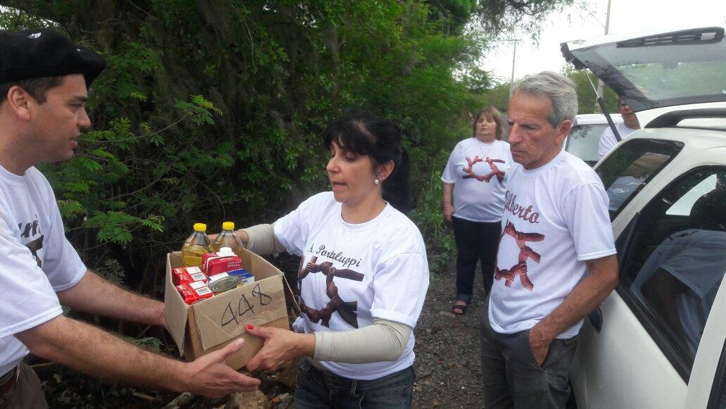 Volunt&aacute;rios distribuem cestas b&aacute;sicas aos atingidos pelas cheias