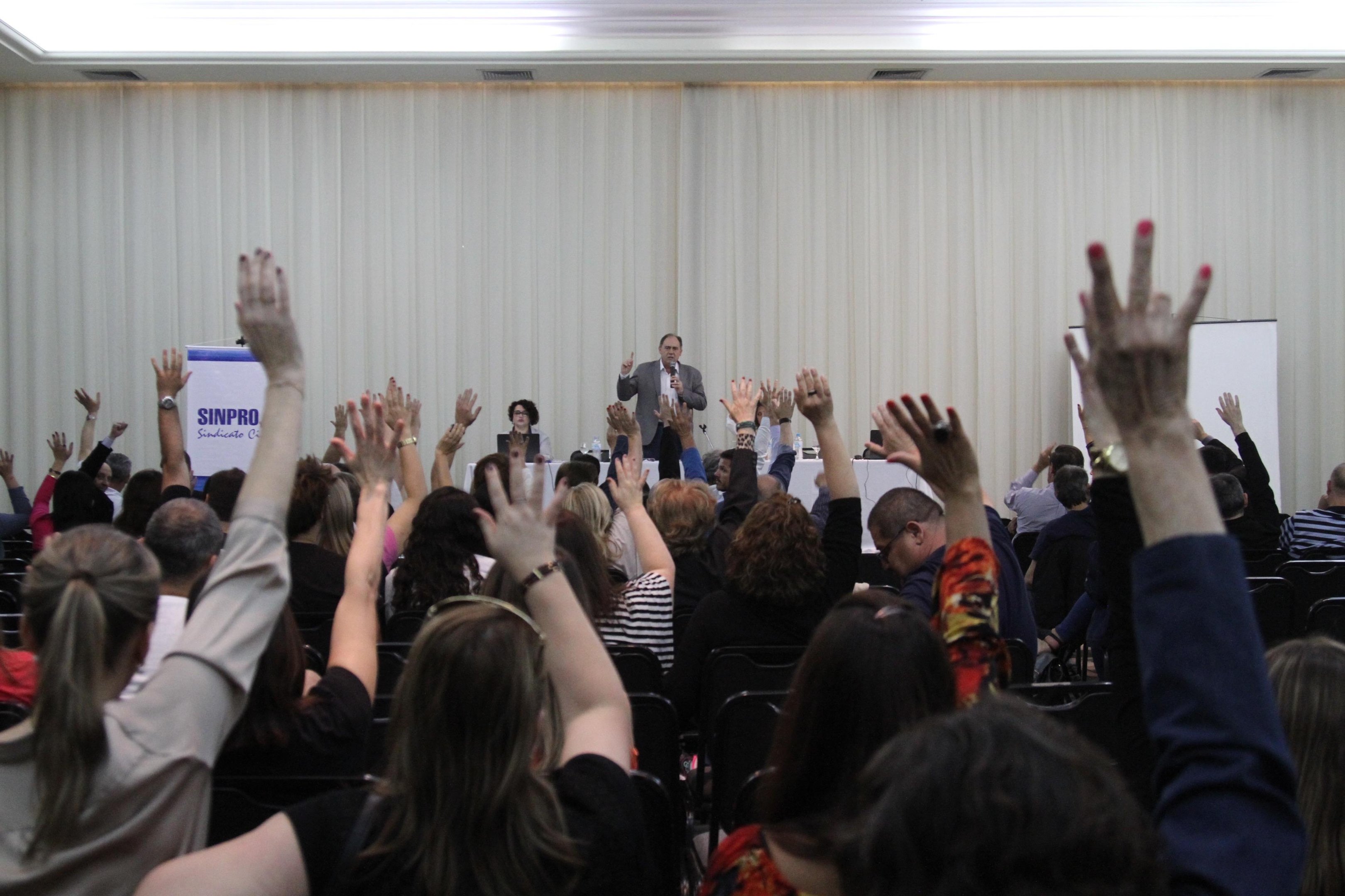 Professores votaram pela paralisa&ccedil;&atilde;o na pr&oacute;xima sexta-feira
