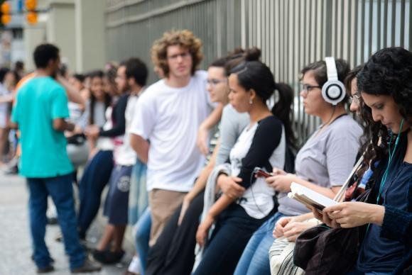 Na sa&iacute;da do Enem, estudantes elogiam tema da reda&ccedil;&atilde;o e reclamam do cansa&ccedil;o