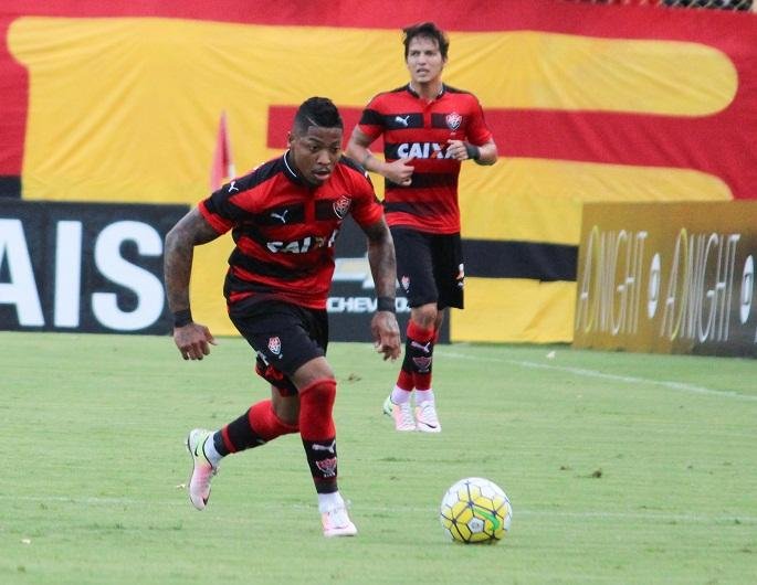Vit&oacute;ria bate Atl&eacute;tico-PR de virada e deixa a zona do rebaixamento