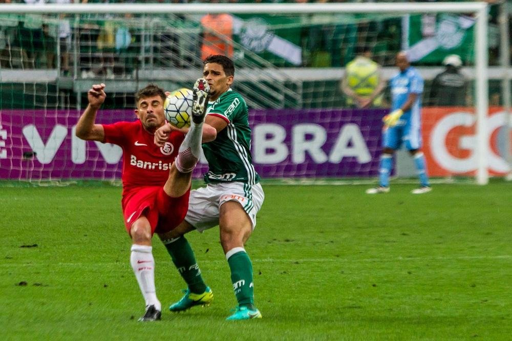 Ao ser substitu&iacute;do, Alex deu um tapa em um copo d&rsquo;&aacute;gua que lhe foi oferecido