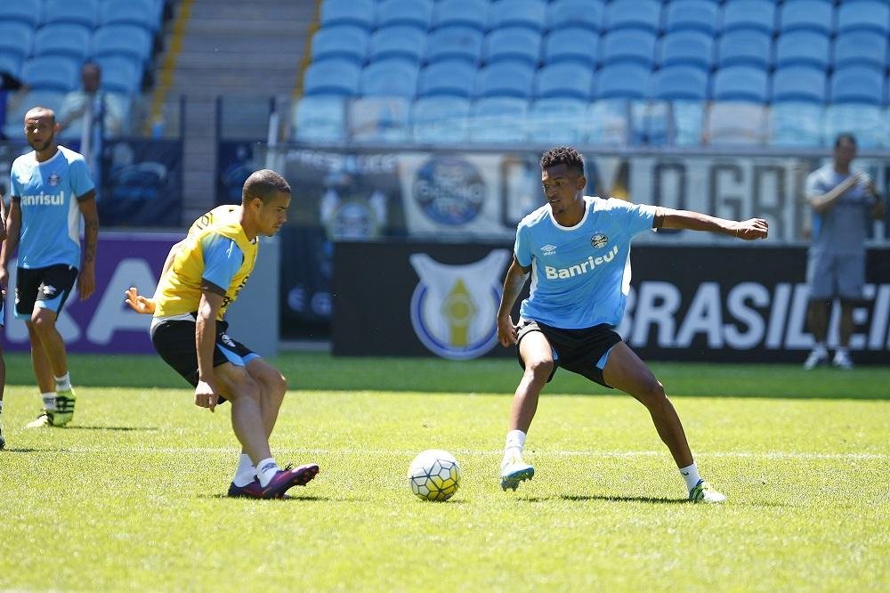 Jailson (&agrave; direita) ter&aacute; a oportunidade de come&ccedil;ar a partida de hoje na Arena