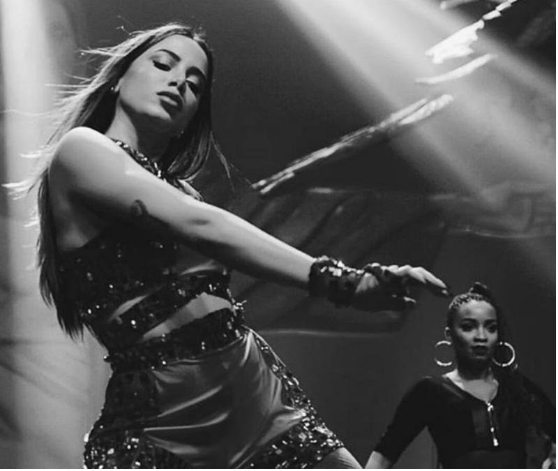 Anitta leva pr&ecirc;mio de melhor artista brasileira no MTV EMA