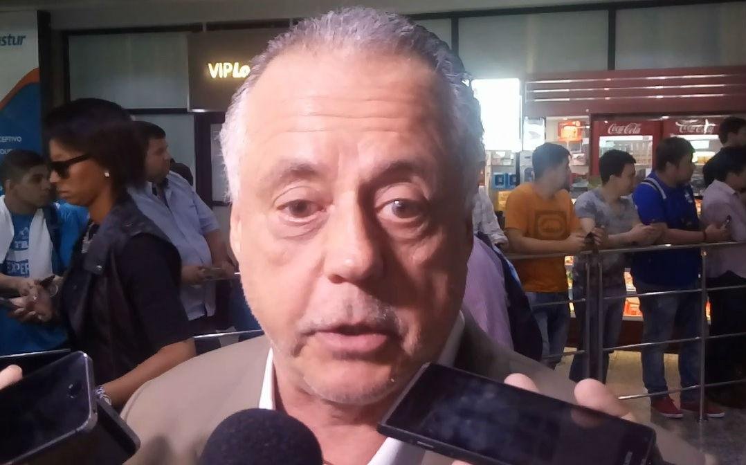 Carvalho confirmou que Roth ser&aacute; o t&eacute;cnico contra a Ponte Preta