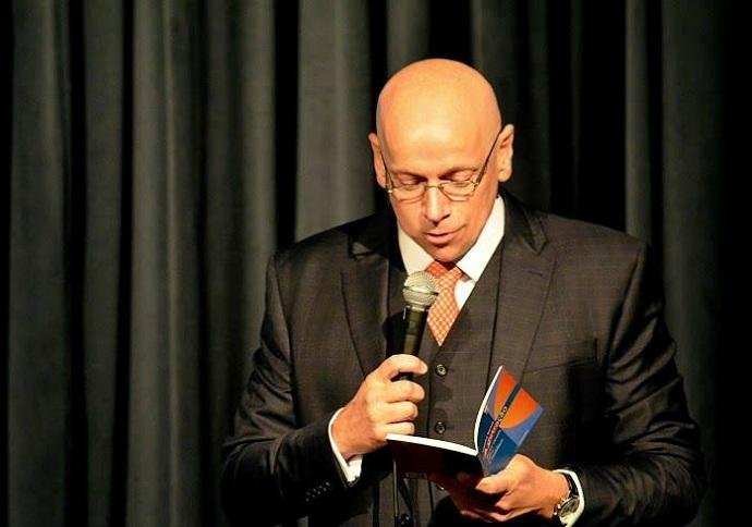 Karnal tamb&eacute;m autografa &ldquo;A detra&ccedil;&atilde;o: breve ensaio sobre o maldizer&rdquo; 