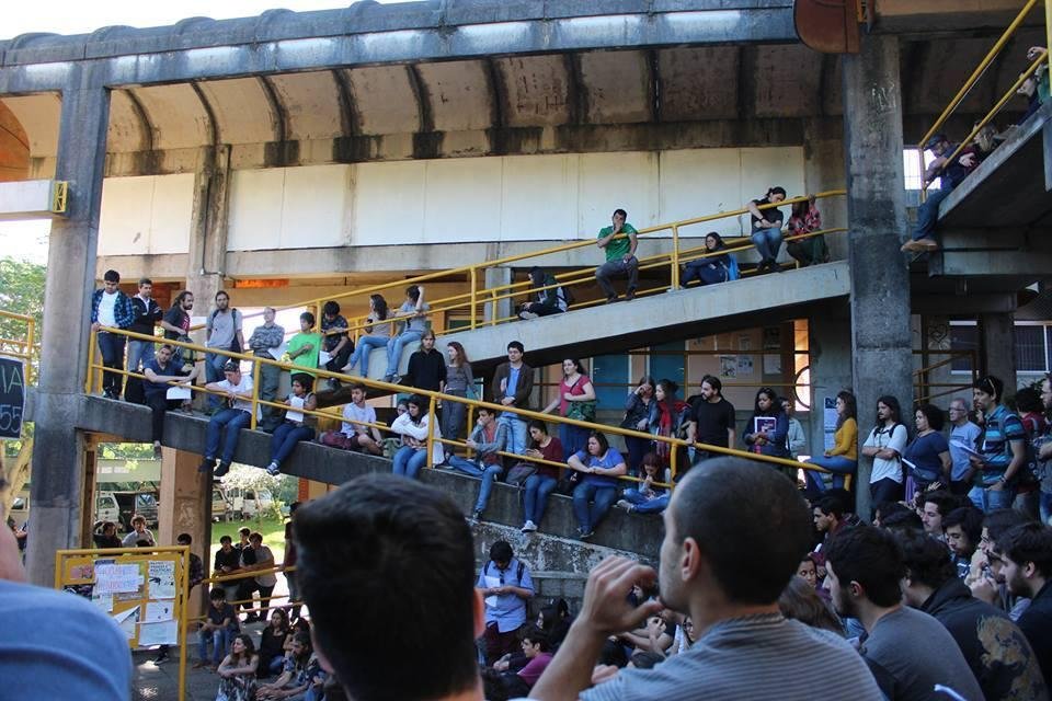 Pelo menos 30 cursos est&atilde;o envolvidos nos protestos que tamb&eacute;m criticam o "escola sem partido"