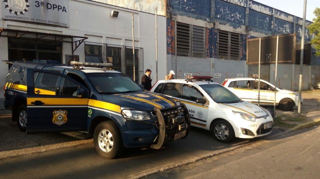 Homem fica detido em viatura da PRF por falta de vaga em pres&iacute;dio de Porto Alegre	