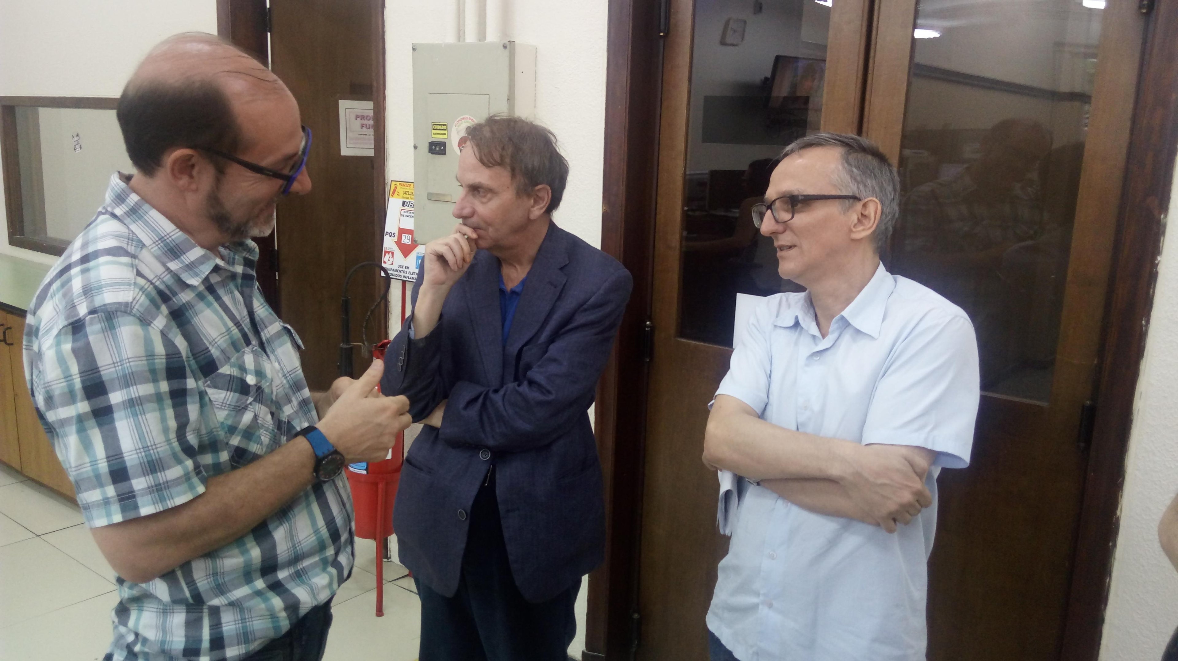 Michel Houellebecq visita a reda&ccedil;&atilde;o do Correio do Povo